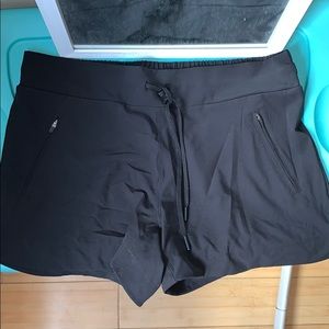 Medium black shorts with pockets